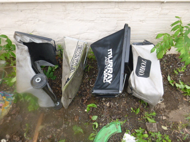 lot 48 image: 3 Lawn Mower Bags