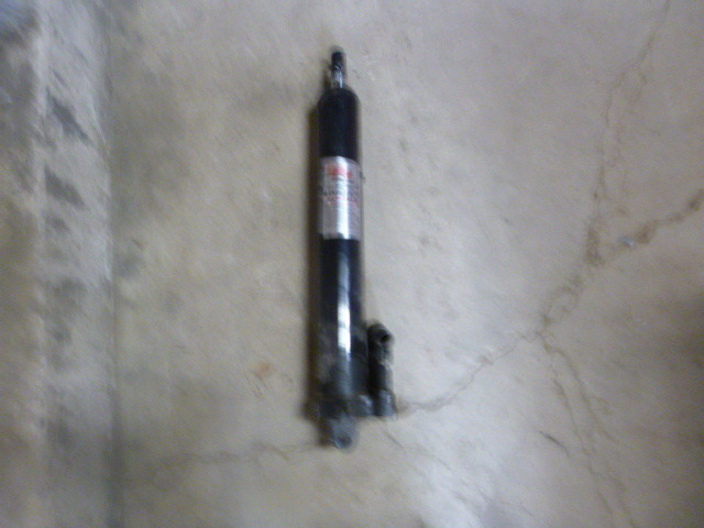 lot 61 image: iit 8 Ton Long Ram Jack