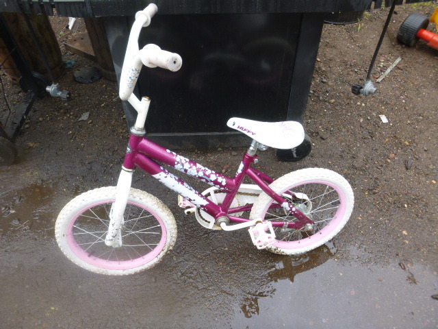 lot 71 image: Girls Bicycle