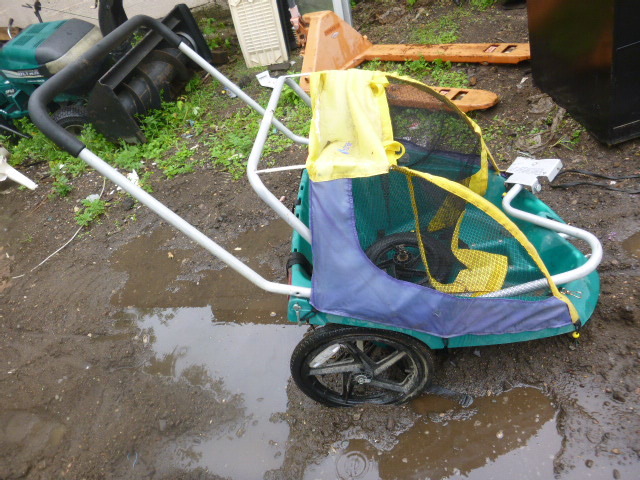 lot 72 image: In Step Child Carrier