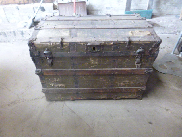 lot 76 image: Vintage Trunk