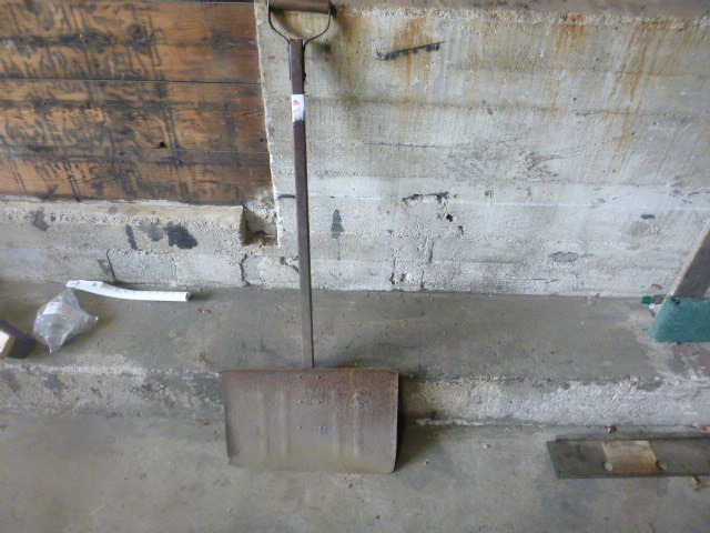 lot 78 image: Snow Shovel.