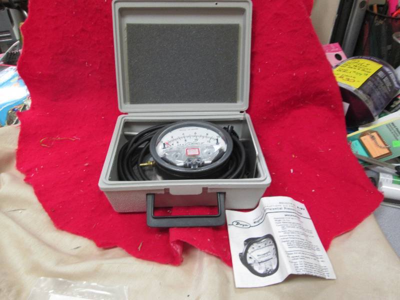 DWYER Magnehelic differential press...