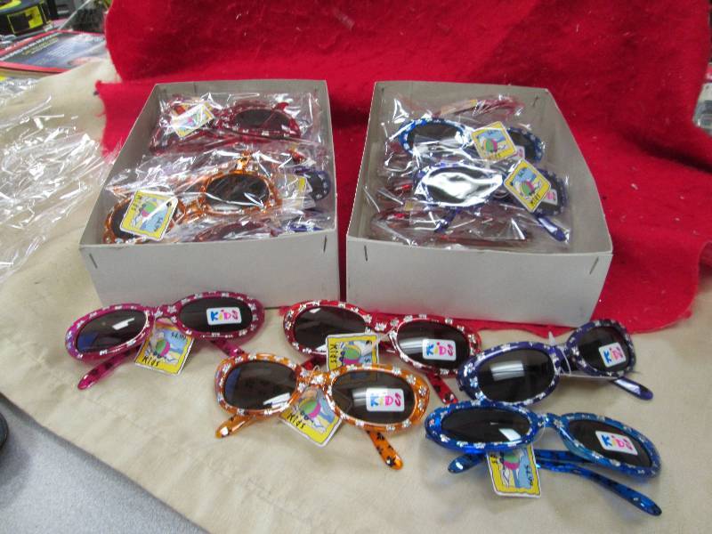 Kids sunglasses in color 8-red, 3-b...