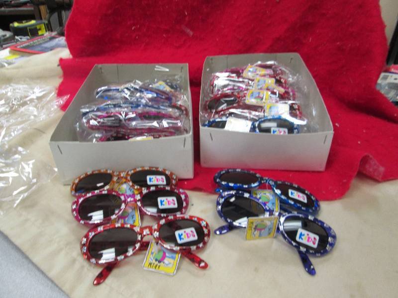 Kids sunglasses in color 8-red, 5-b...