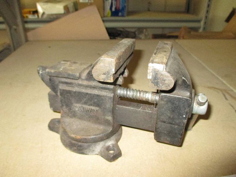 lot 7 image: bench vise