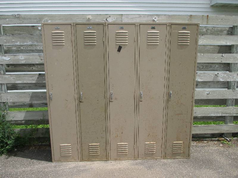 lot 12 image: set of lockers