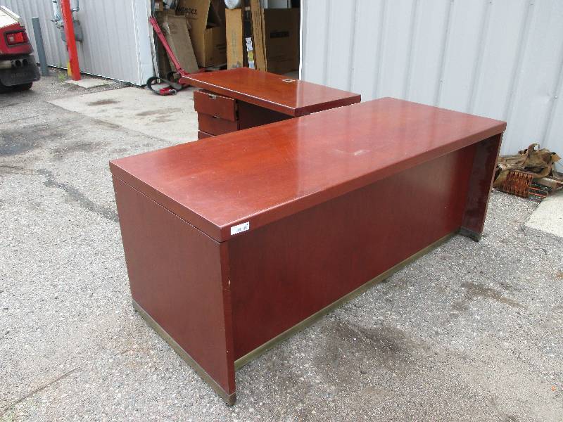 lot 14 image: Solid wood desk