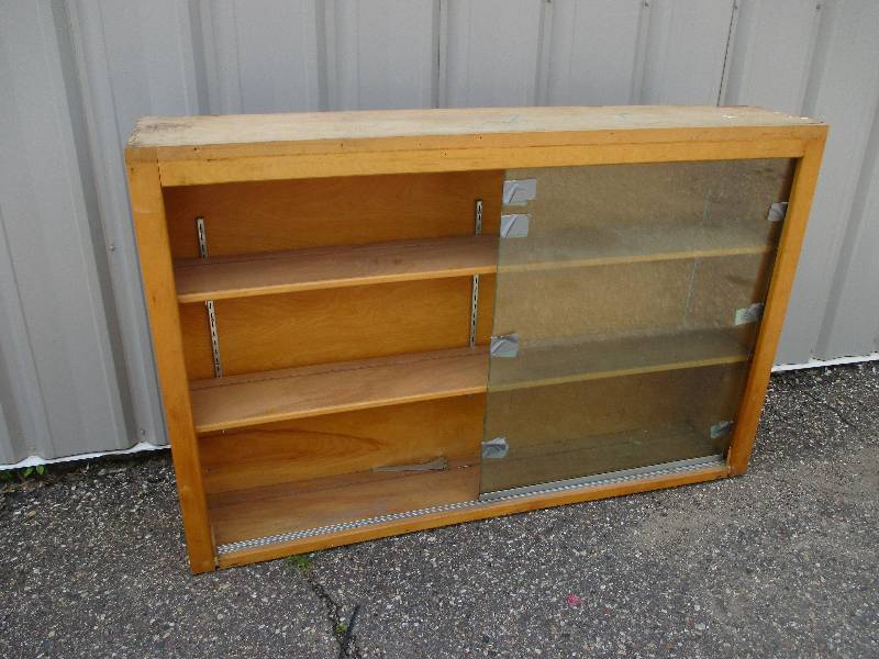 lot 17 image: Display cabinet