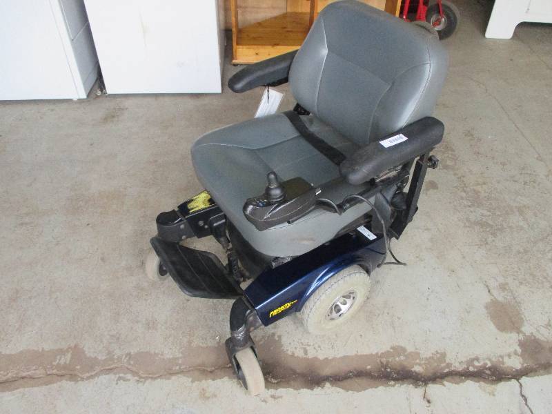 lot 28 image: Invacare scooter