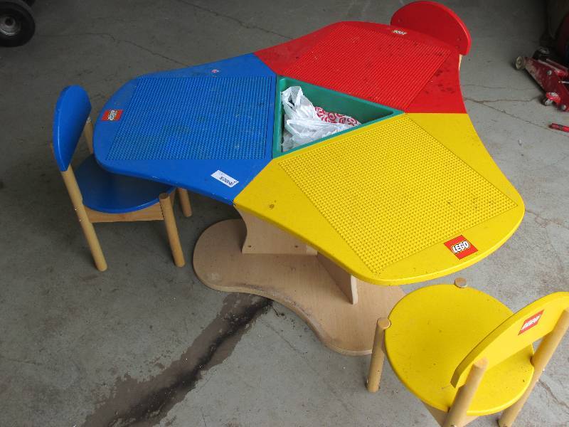 lot 46 image: Lego table