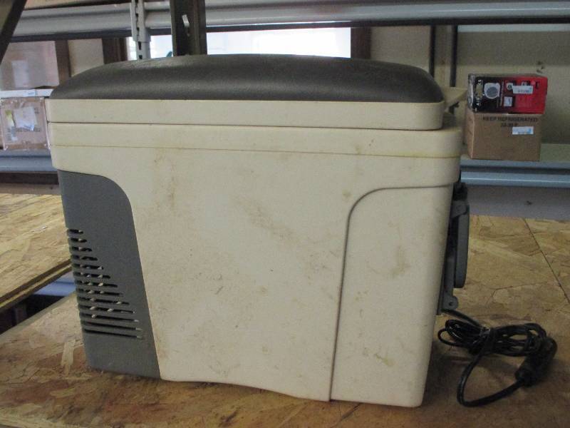 lot 63 image: 12v cooler