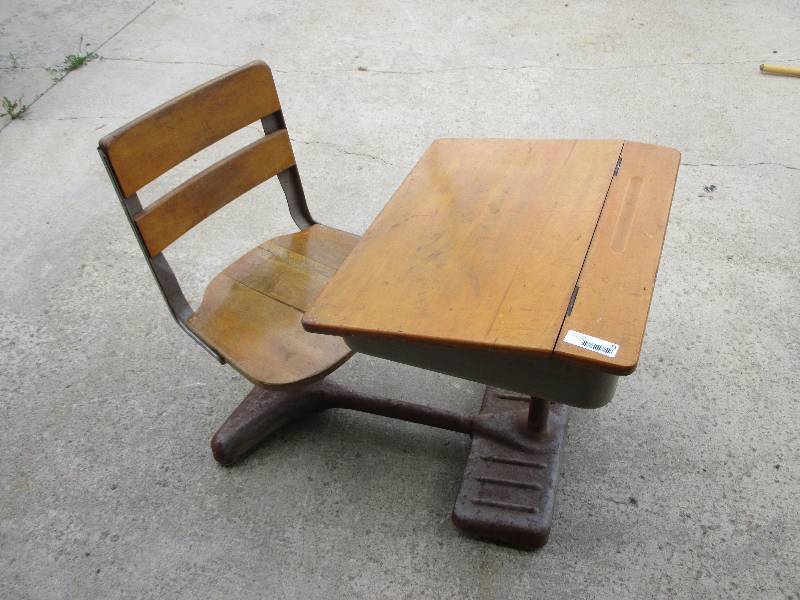 lot 73 image: Antique Desk