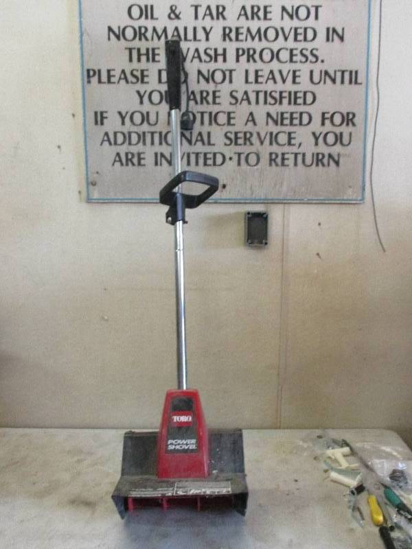 lot 83 image: Toro power shovel