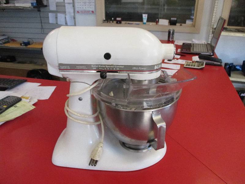 lot 44 image: Kitchen stuff