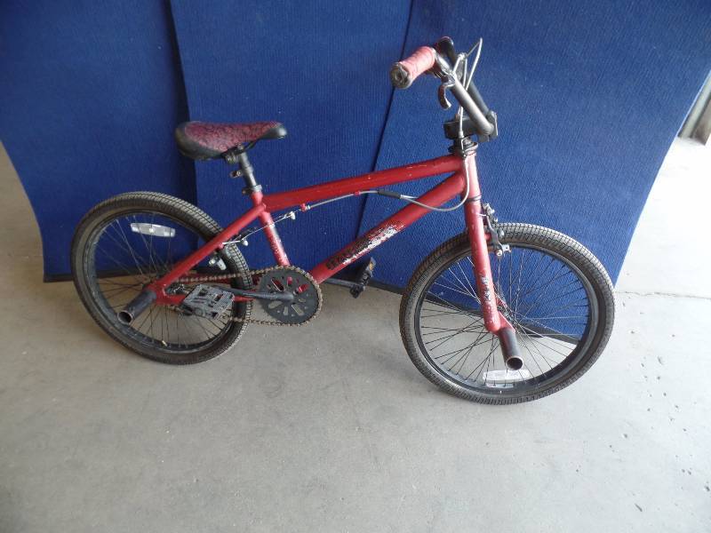 lot 18 image: Boys Haro BMX Bike
