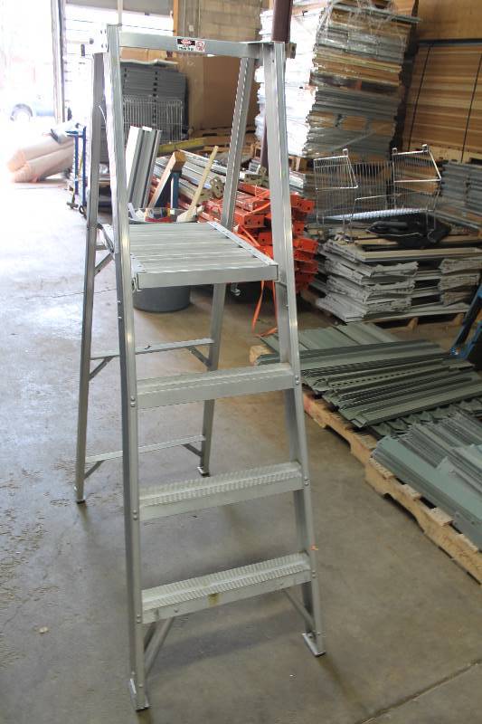 Metal Ladder 4 Height Load Capacity 300lbs.