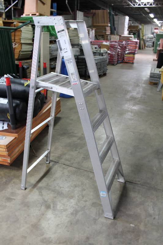 Metal Ladder 4 Height Load Capacity 300lbs.
