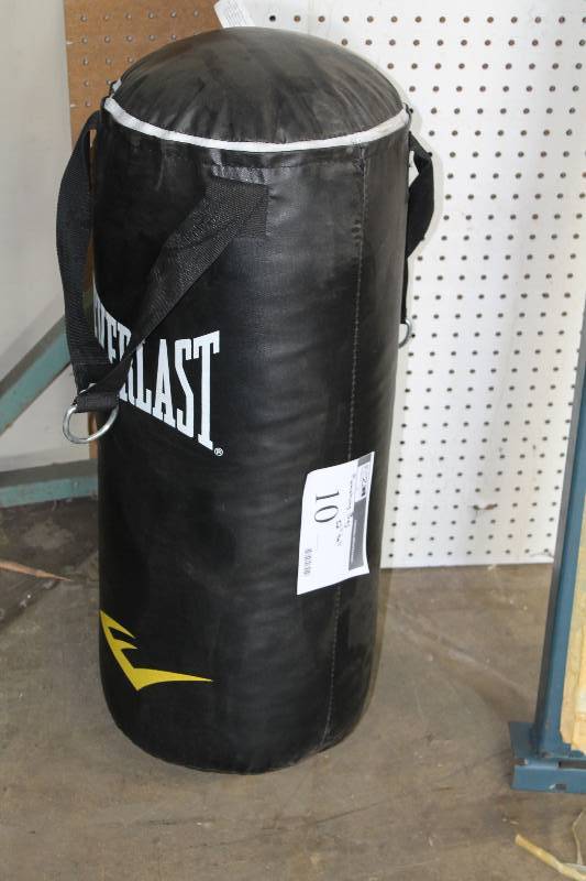 Everlast Punching Bag wTop Straps For Hanging New Reclaimed Fibres Content Black 32 Height.