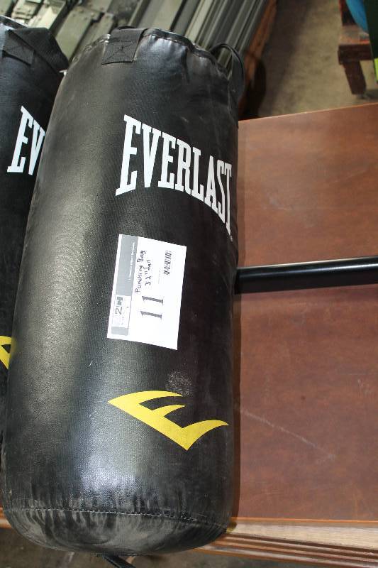 Everlast Punching Bag wTop Straps For Hanging New Reclaimed Fibres Content Black 32 Height.