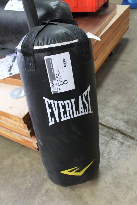Everlast Punching Bag wTop Straps For Hanging New Reclaimed Fibres Content Black 32 Height.