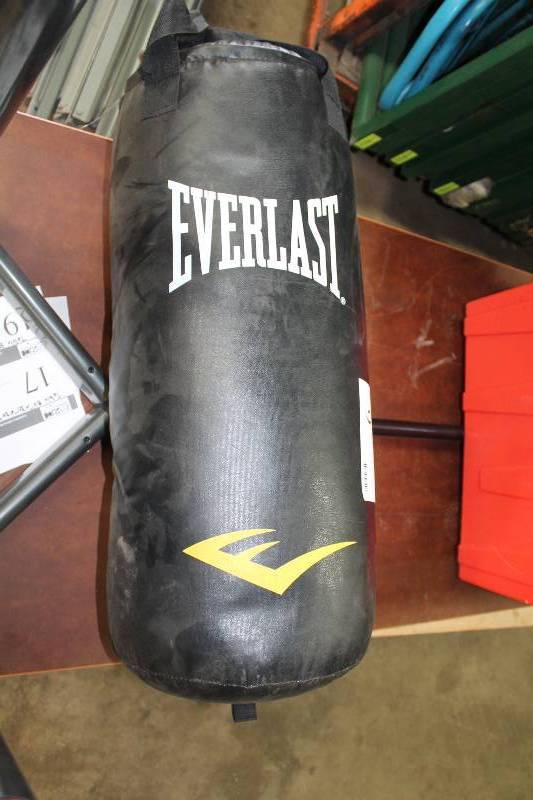 Everlast Punching Bag wTop Straps For Hanging New Reclaimed Fibres Content Black 32 Height.
