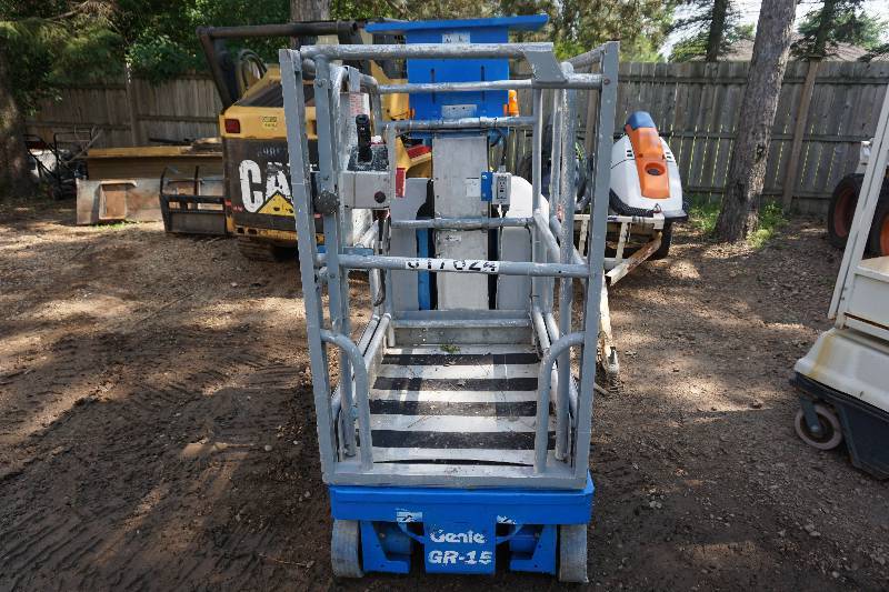 Genie GR-15 Runabout Drive Able ElectricHydraulic Man Lift