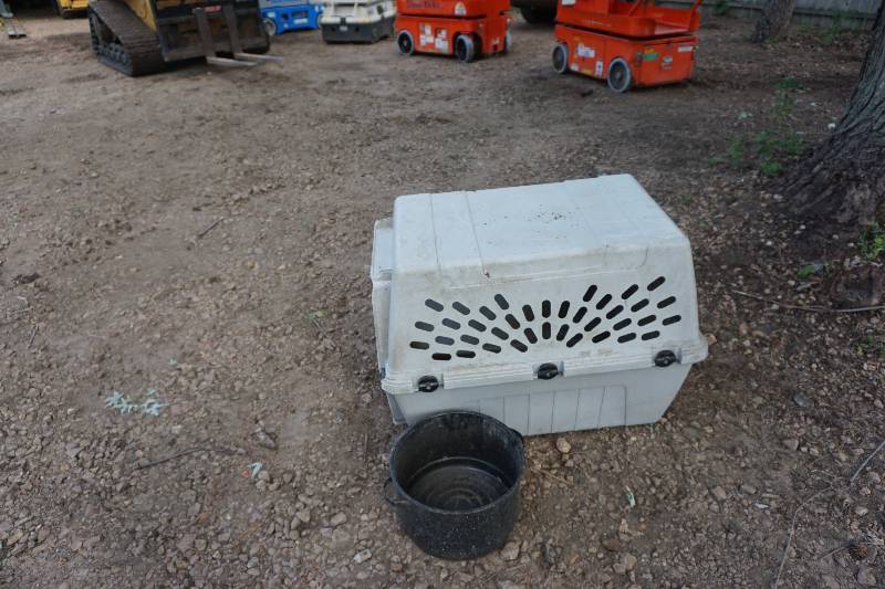 Pet Porter Animal Crate With DishBucket