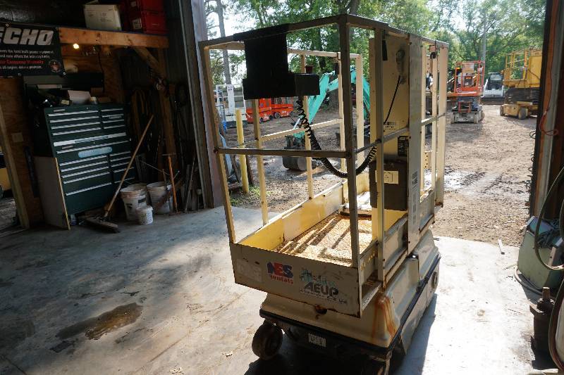 2009 Aeup Absolute EZ UP Model 1AWP9.6 Industrial Aerial Work Platform Battery Powered Man Lift