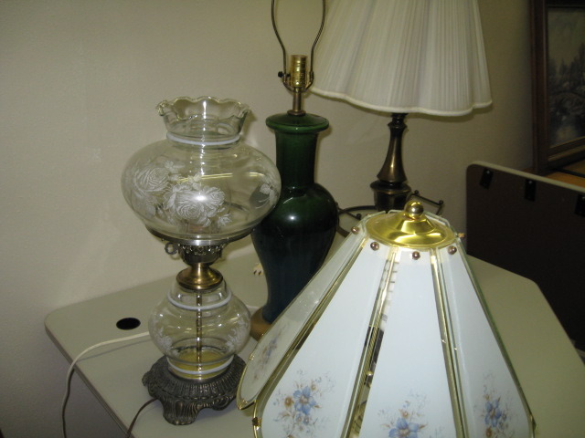 This Lot Has 5 Electric Lamps
