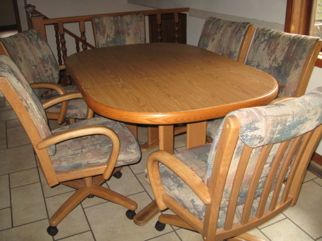 Kitchen Table With 2 Leaves and 6 chairs