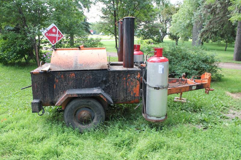 lot 3 image: Stepp 270 Melter Pot w2 100 Gallon Propane Tanks S-275-111-HP Tar Is In Machine.