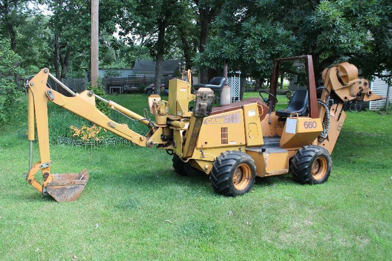 lot 1 image: Case 660 Commercial Tractor wFront Hydraulic Hoe & Stabilizers Model H939218 D125 Serial #JAF0166746 3855 Hours.