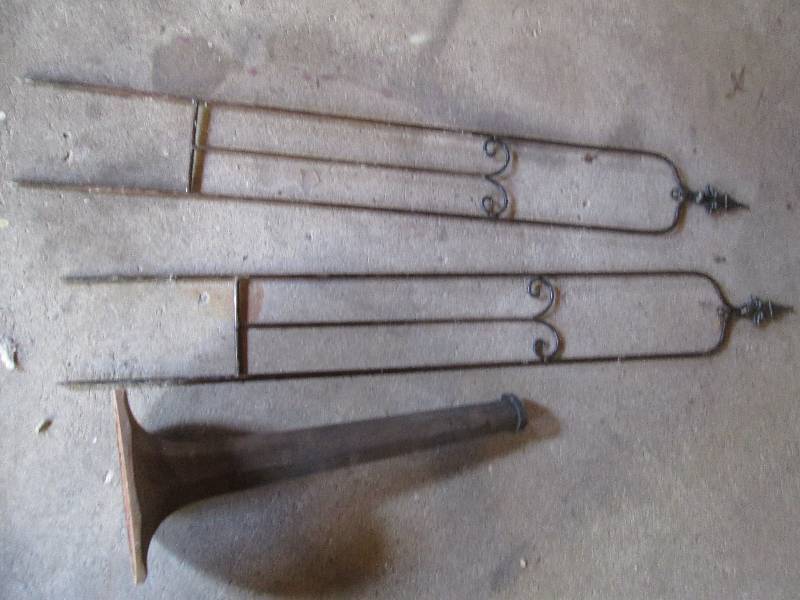 Pair of metal garden hangers 47 an...