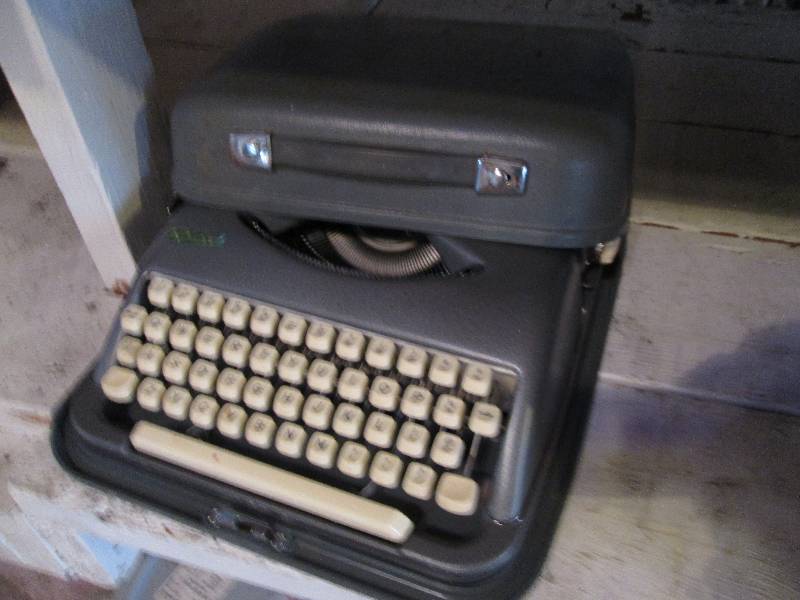 Vintage manual typewriter in case...
