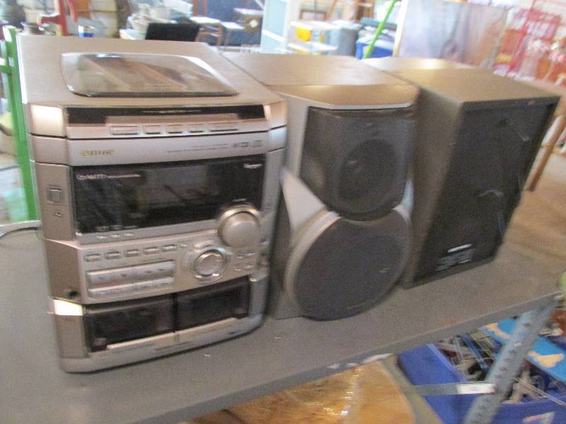 Aiwa bookshelf stereo, seems to wor...