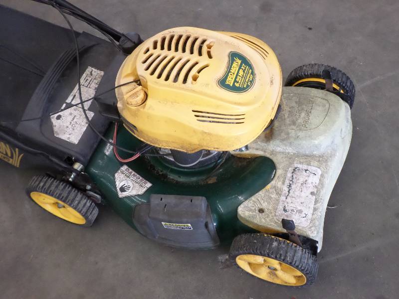 lot 24 image: Yardman 6.75HP 21 Self-Propelled L...