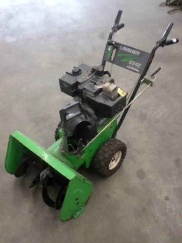 lot 70 image: Lawn Boy 824E Two-Stage Snowblower,...