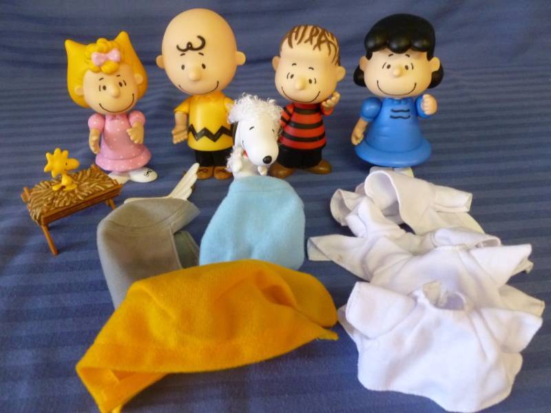 lot 20 image: Charlie Brown Items