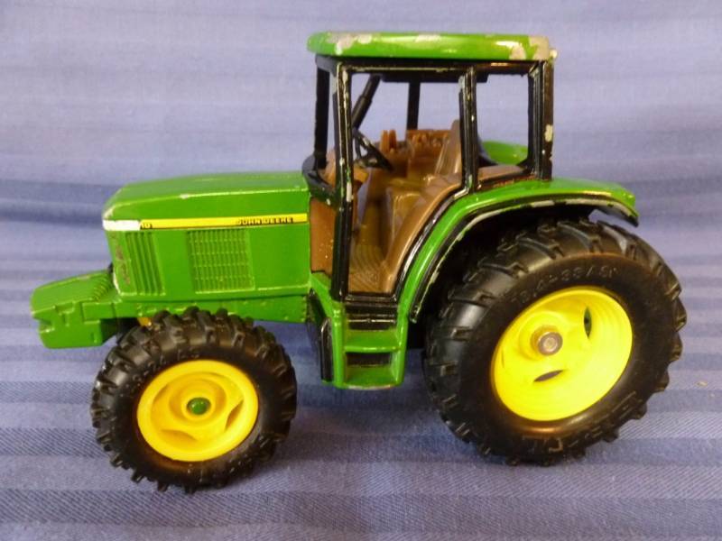 lot 25 image: Ertl Tractor
