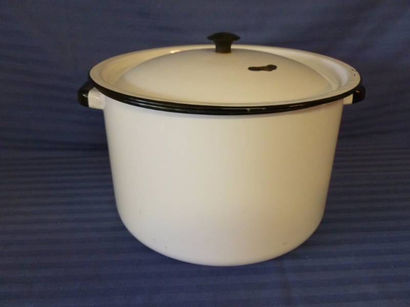 lot 35 image: Vintage Porcelain Kettle
