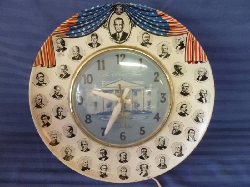 lot 43 image: Vintage Spartus Presidents Clock