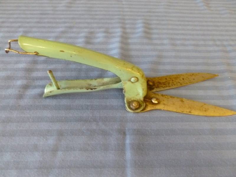 lot 69 image: Vintage Wiss Garden Trimmer