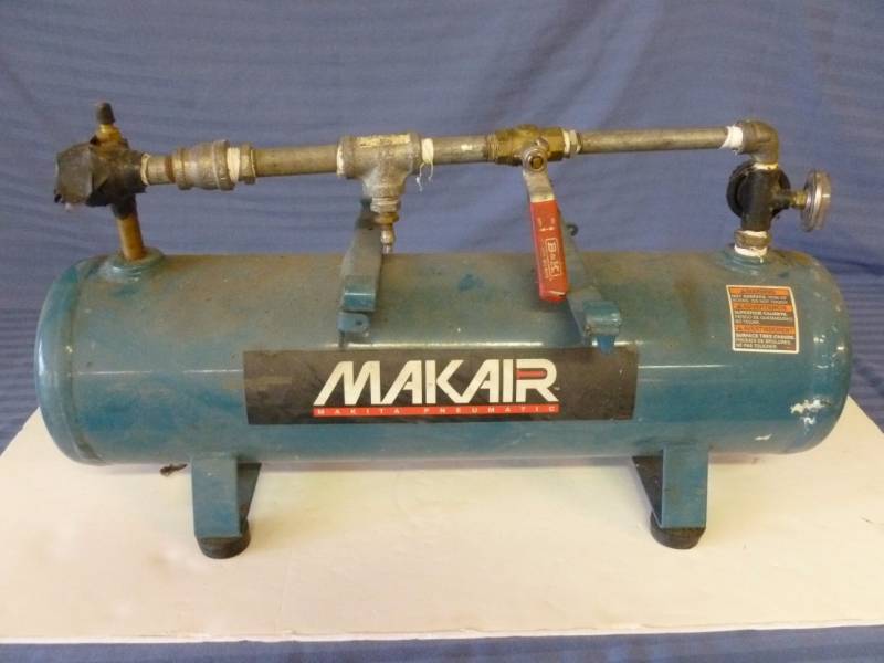 lot 73 image: Makita Air Tank