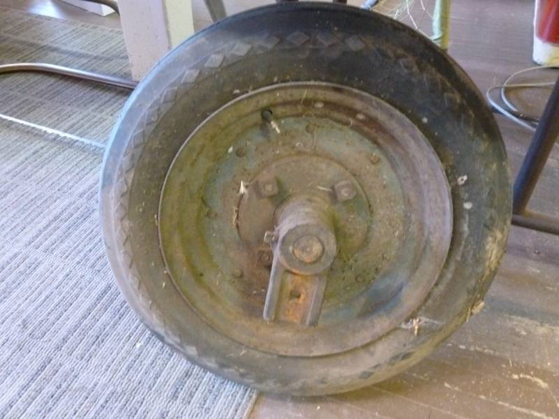 lot 76 image: Implement Tire