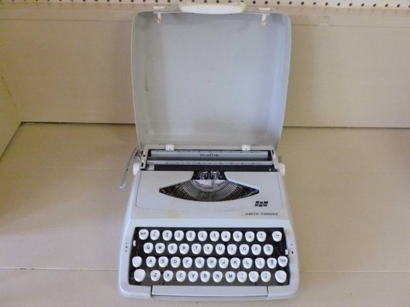 lot 92 image: Manual Typewriter