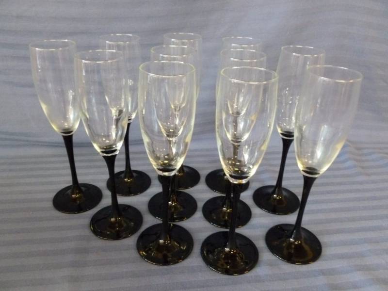 lot 102 image: Wine Glass Set