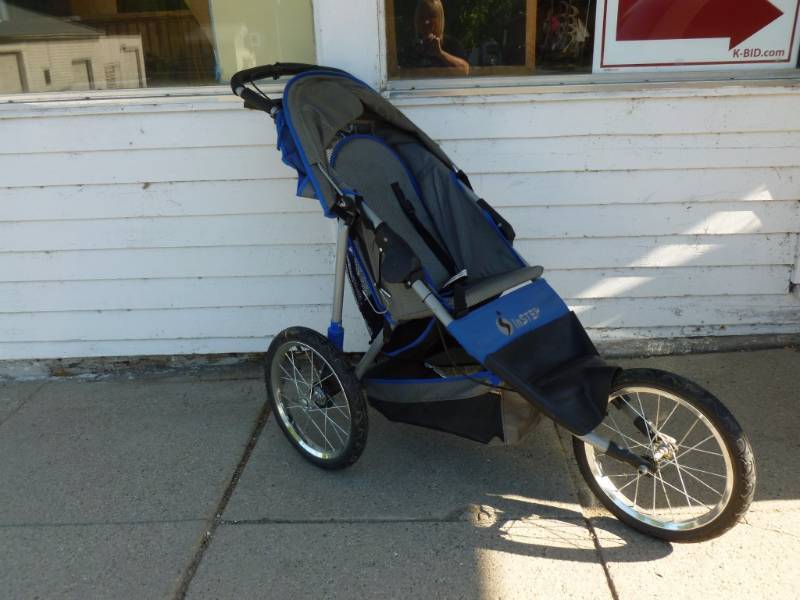 lot 123 image: In Step Running Stroller