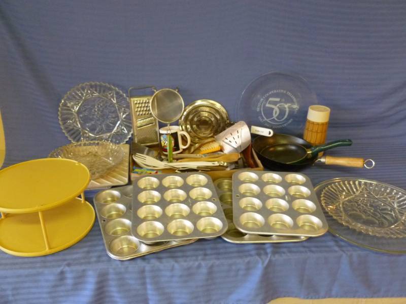 lot 130 image: Large Dorm Room Kitchen Starter Kit