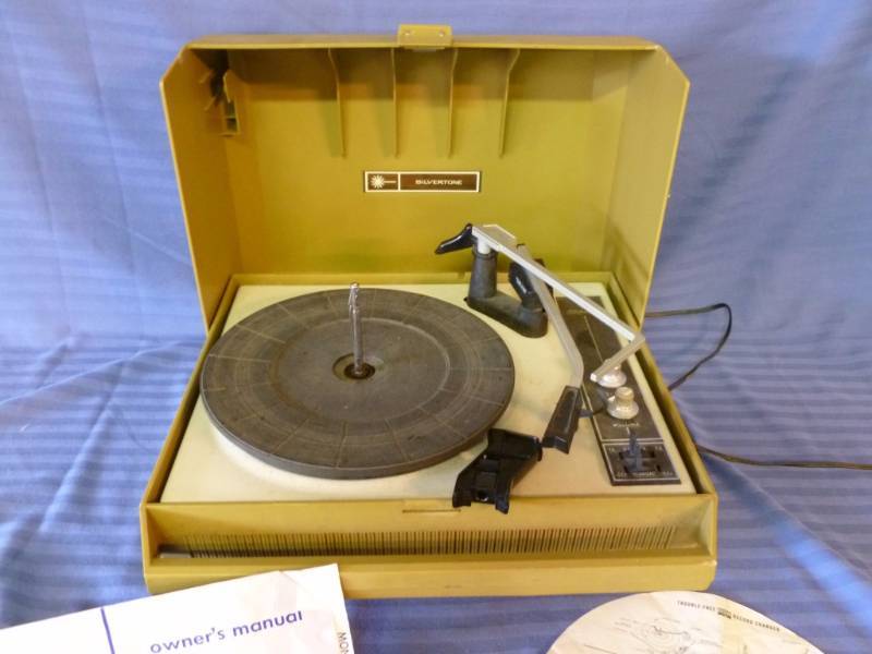 lot 138 image: Vintage Silvertone Record Player